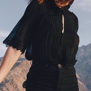 ARITZIA WILFRED Matthieu blouse lace trim collar pleated short sleeve top medium